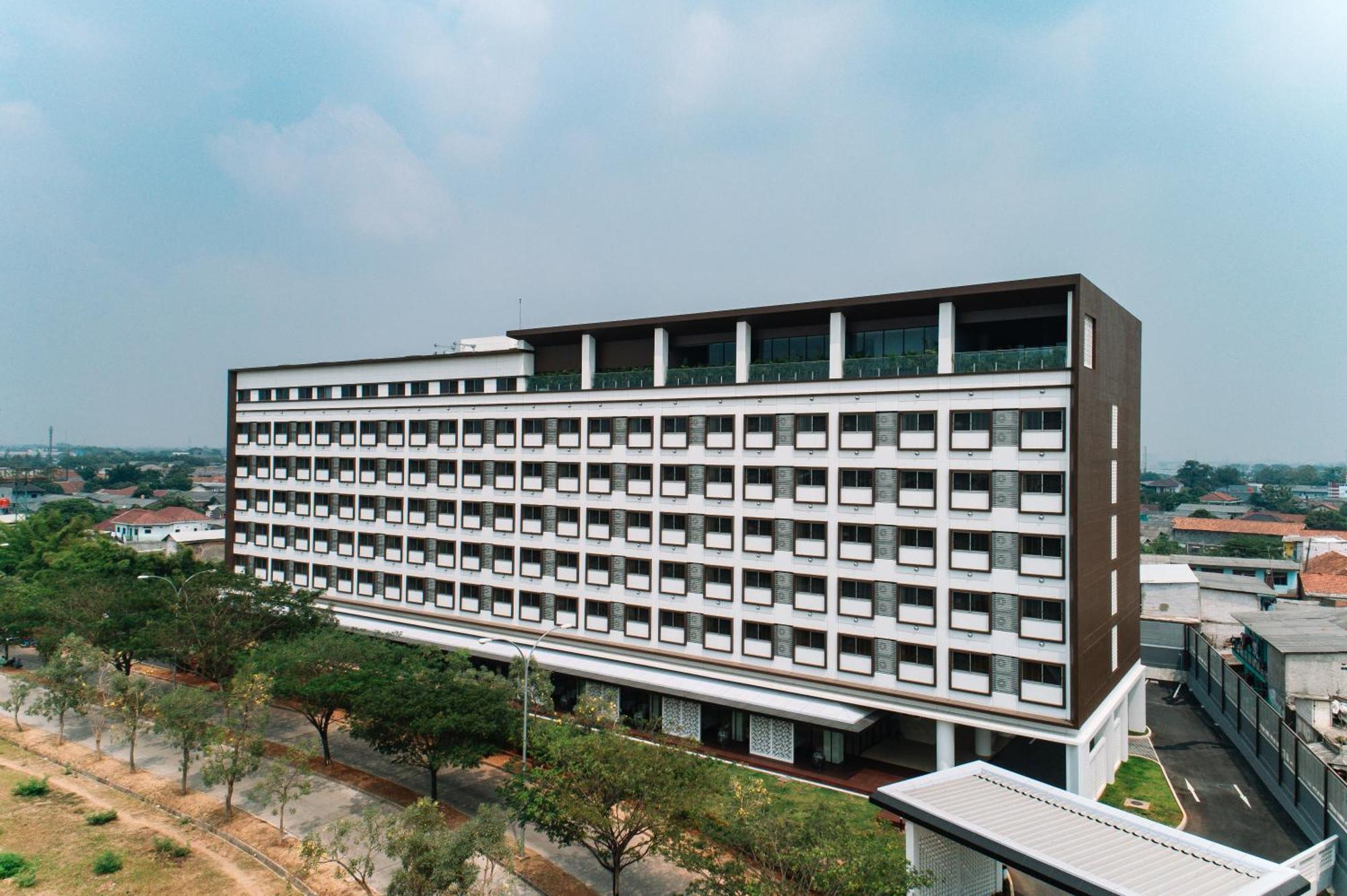 Isoras Cikarang Hotel Exterior photo